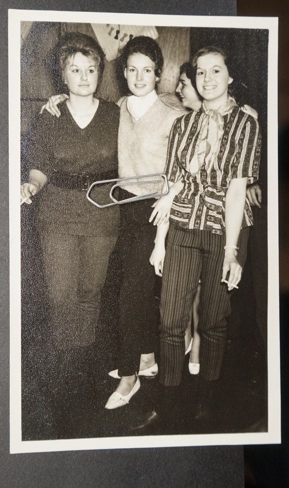 Photo portrait Regensburg women young 1961 cigarette model siblings celebration picture
