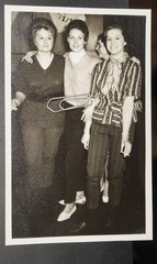 Photo portrait Regensburg women young 1961 cigarette model siblings celebration picture