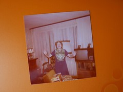 «LADY»: COLOUR PHOTO, PHOTO, ELDERLY LADY, LIVING, FASHION, LIFESTYLE, FURNISHING, PARTY!