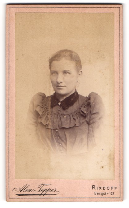 Photography Alex Tepper, Rixdorf, Bergstr. 123, Young Smiling Lady in Grey K