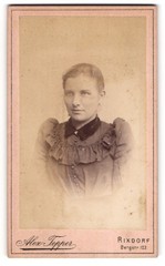 Photography Alex Tepper, Rixdorf, Bergstr. 123, Young Smiling Lady in Grey K