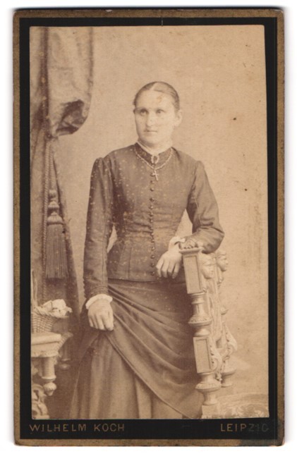 Photography Wilhelm Koch, Leipzig, Zeitzerstr. 41, lady in tailored dress with