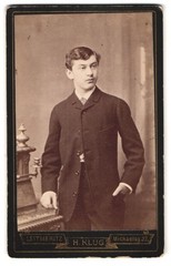 Photograph Heinrich Kulg, Leitmeritz, Michaelsgasse 27, young man with hand in
