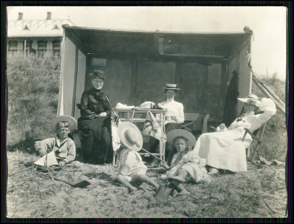 11 x old photo – leisure activities of wealthy bourgeoisie of the Belle Époque and much more.