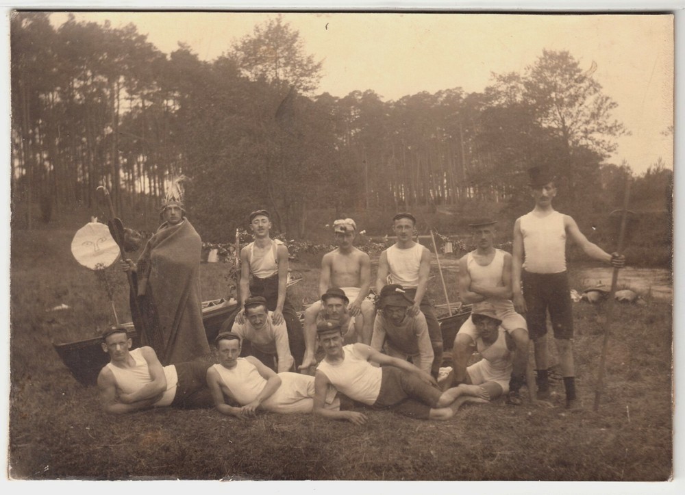 Ruderverein Männer in Verkleidung Indianer,male friends,Foto (17x12cm) ~1915 Gay