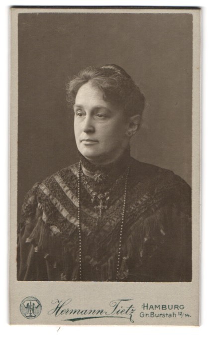 Photograph Hermann Tietz, Hamburg, size Burstah 12/14, elderly lady in dark K