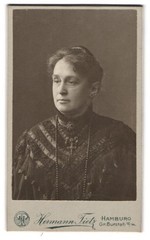 Photograph Hermann Tietz, Hamburg, size Burstah 12/14, elderly lady in dark K