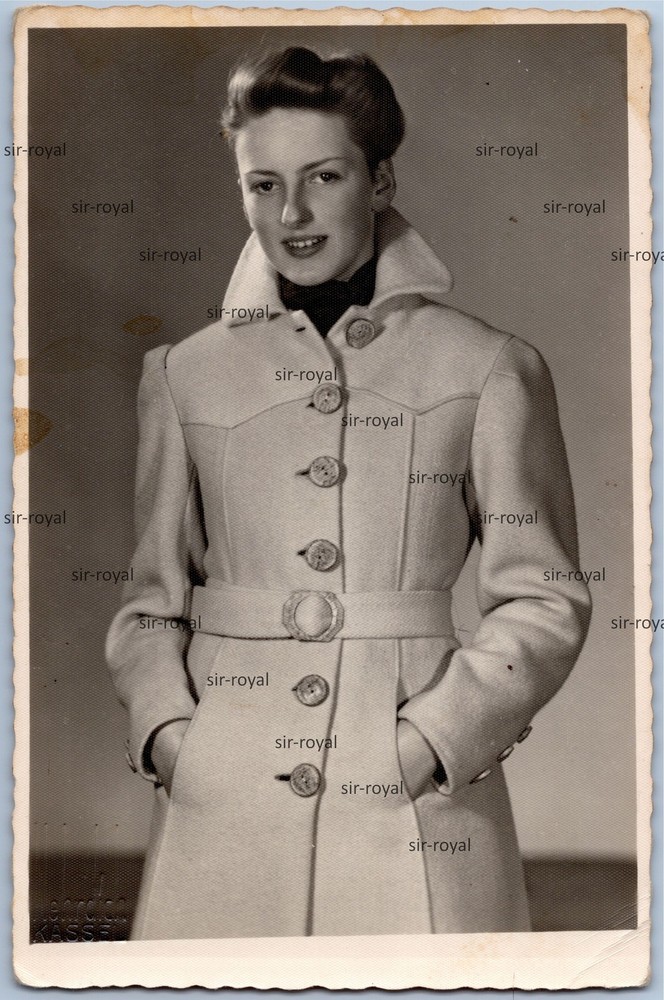 Kassel 1942 – Pretty Woman in Coat in Portrait – 1940s – RPPC Photo Postcard 9x14cm