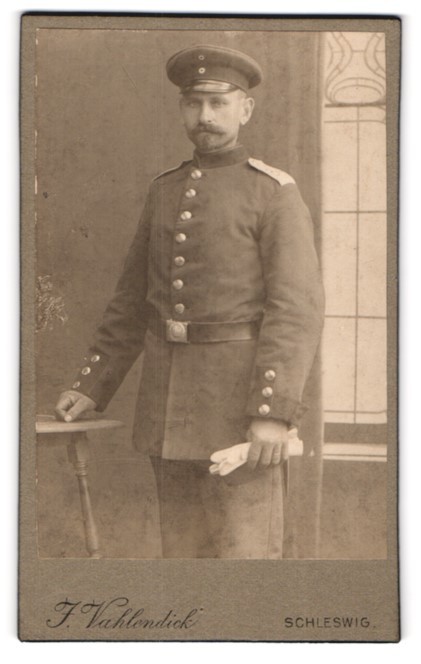 Photograph J. Vahlendick, Schleswig, soldier in uniform with peaked cap