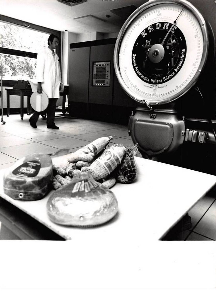 Press Photo. AM21175. Approximately 24×18 Cm. Automatic Scale