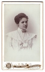 Photograph Emil Hoppe, Hartmannsdorf, portrait of a woman in lace blouse