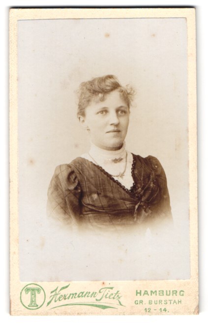 Photograph Hermann Tietz, Hamburg, size Burstah 12-14, portrait lady with necklace