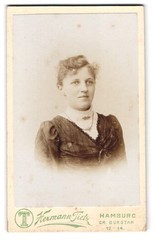 Photograph Hermann Tietz, Hamburg, size Burstah 12-14, portrait lady with necklace