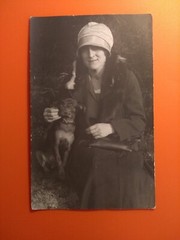 Photo old antique woman woman dog hat jacket dog fashion portrait nice old photo postcard