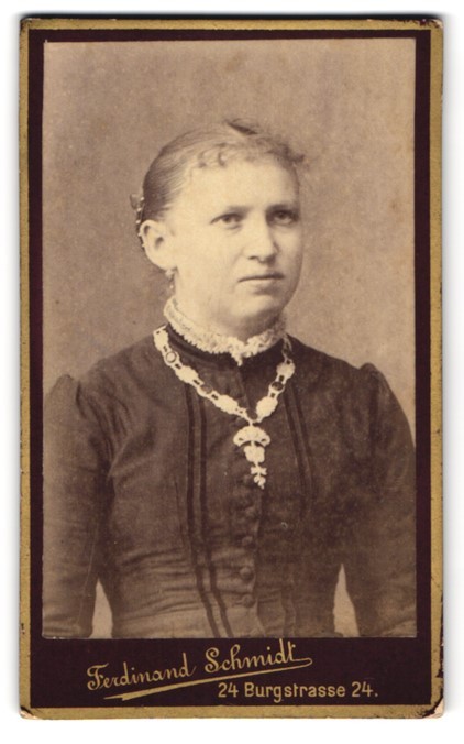 Photograph Ferdinand Schmidt, Nuremberg, Burgstrasse 24, portrait of a woman in t