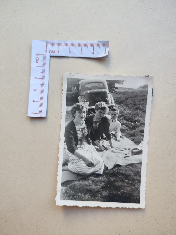 🟠 Vintage Photograph Photo 1950s Picnic Man Woman Car