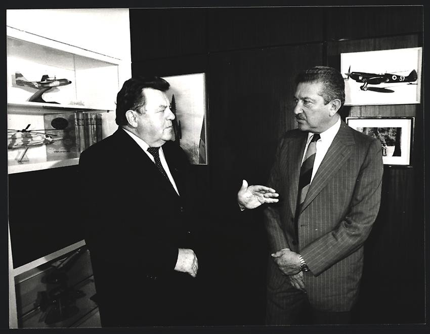Photograph WEREK, Bonn, F. J. Strauss in Israel in conversation with Defense Min