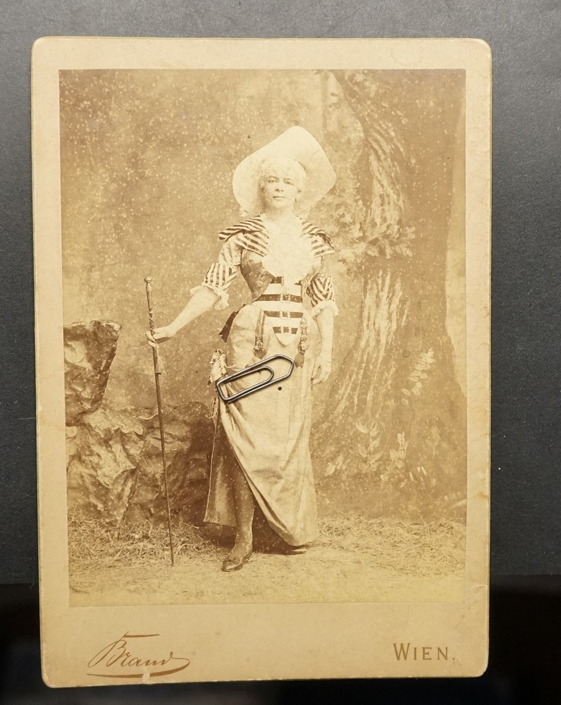 Photo CDV KAB portrait actor woman model costume hat stick picture cabinet old
