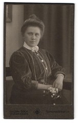 Photograph Gustav Gock, Hohenwestedt i. H., commoner lady with flower element