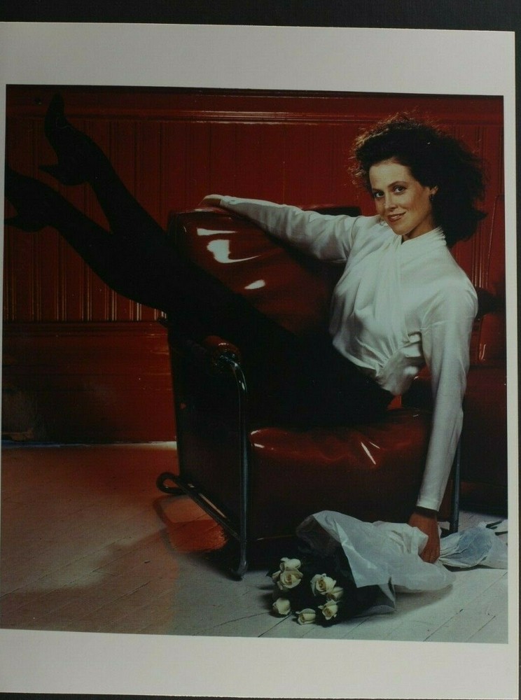 Sigorney Weaver Lounging on Red Chair White Roses – 8×10″ Photo Pre-2012 L1390H