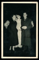 Cologne Carnival 1954 – Man in Polar Bear Costume with Couple – 1950s – Photo Postcard 9x14cm
