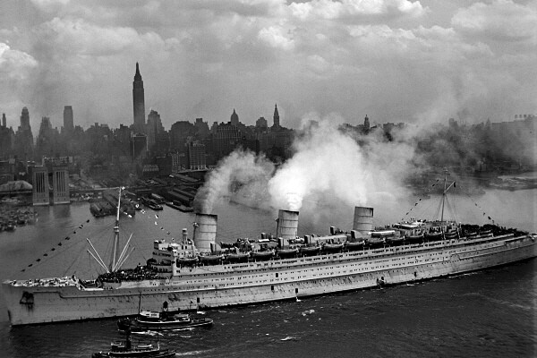 New World War II Photo: QUEEN MARY Brings Troops Home, New York Harbor – 6 Sizes