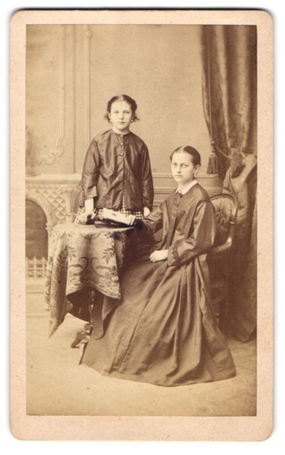 Photograph N. A. Dietz, Munich, Sendlingerthorplatz 6, two sisters in Schl