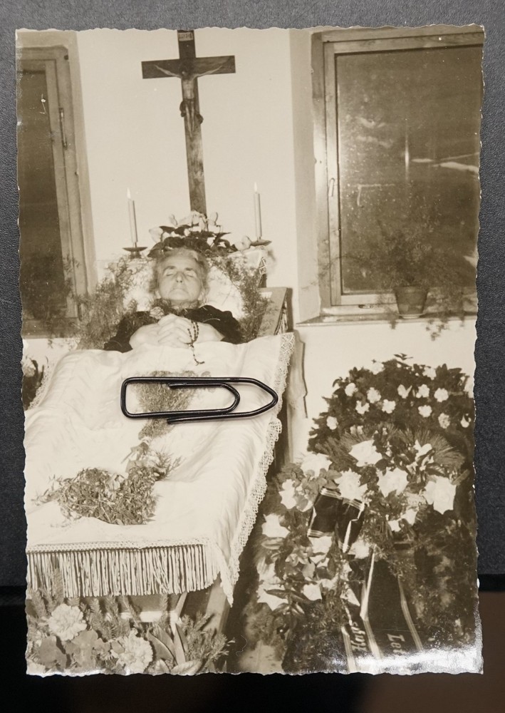 Photo Portrait Woman Grandma Post Mortem Coffin Cross Jesus Christ Flowers Candle Picture Old