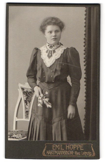 Photograph Emil Hoppe, Hartmannsdorf, portrait young lady in dress with lace