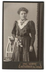 Photograph Emil Hoppe, Hartmannsdorf, portrait young lady in dress with lace