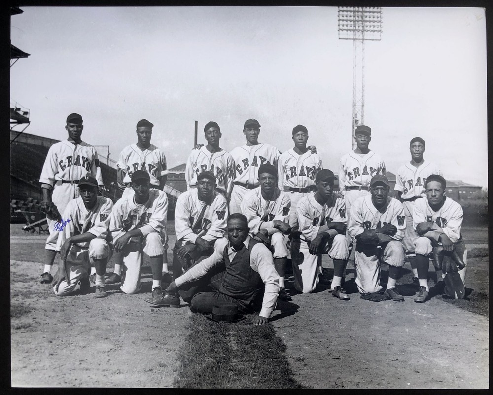 Teenie Harris / 16 x 20 Homestead Grays 1941 team photograph signed by Robert