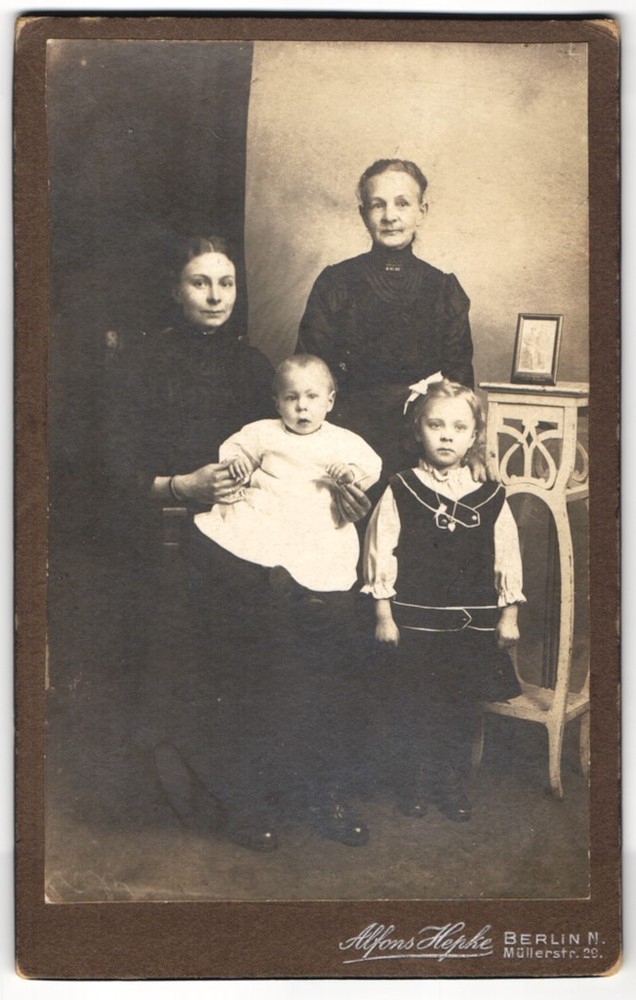 Photography Alfons Hepke, Berlin, Müllerstr. 20, Erich and Lucie Wilke with Mom
