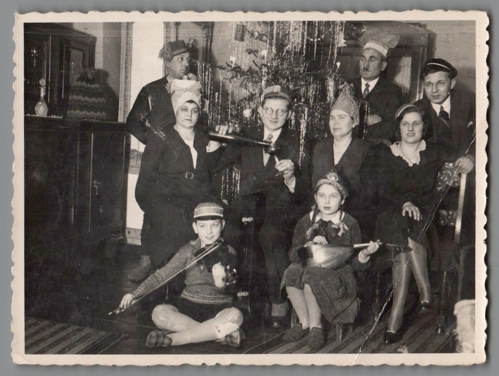 Photo Family New Year’s Eve Carnival Violin Music House Music Christmas 1930s (F2040)