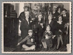 Photo Family New Year’s Eve Carnival Violin Music House Music Christmas 1930s (F2040)