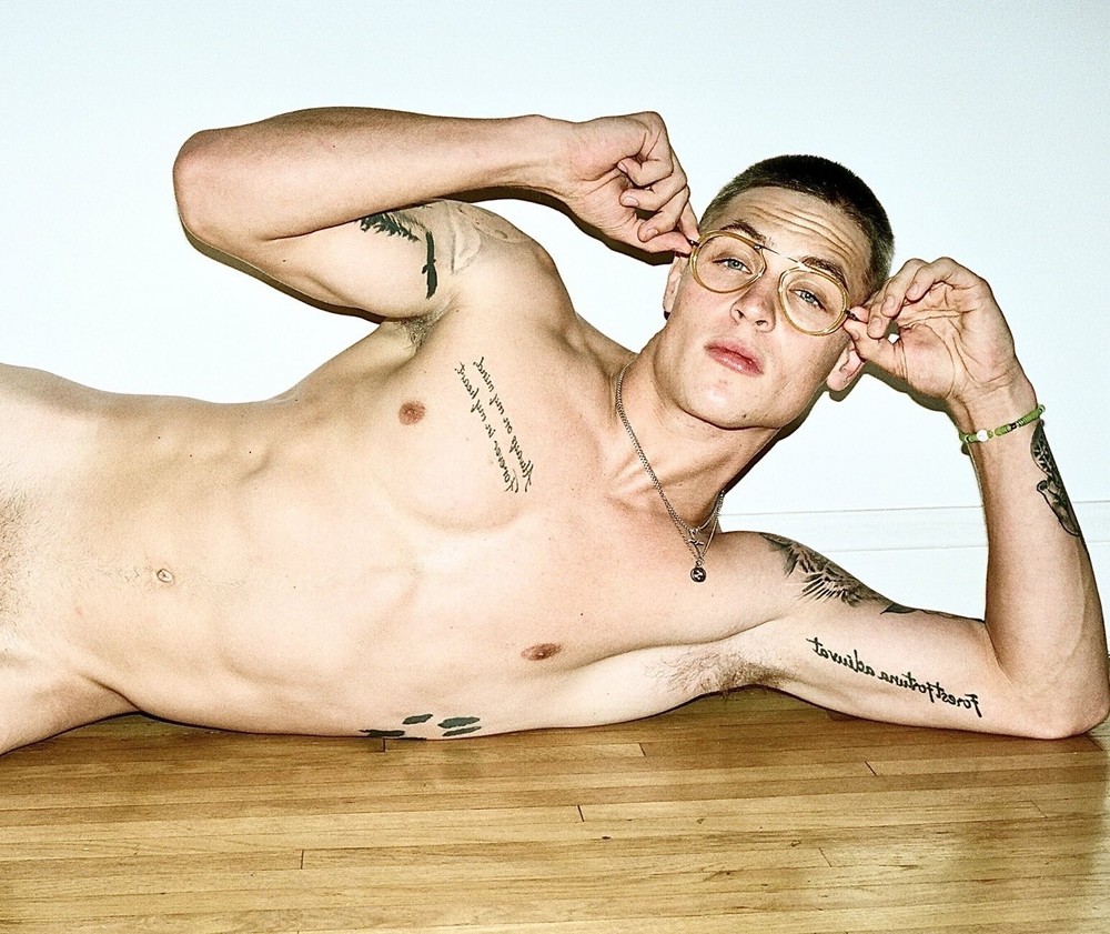 [L431] Handsome Male Cute Model Showing Off Soft Body And Soft Muscles