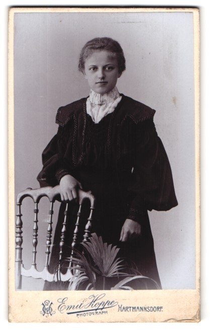Photograph Emil Hoppe, Hartmannsdorf, portrait young lady in black dress