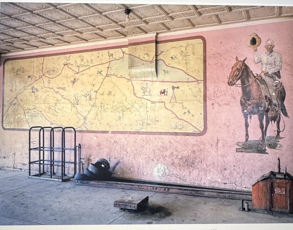 Jim Dow «Wall Painting at Mohawk Tire Store, 1980»
