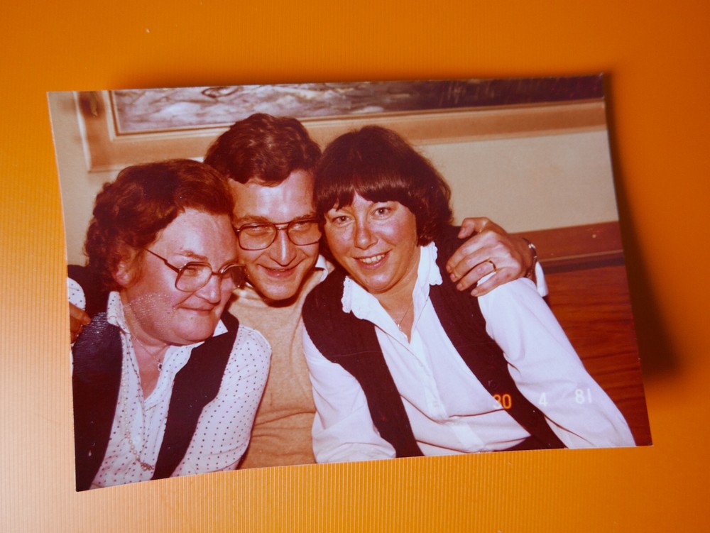 «FAMILY»: PHOTO, COLOUR PHOTOGRAPHY, WOMEN, SIBLINGS, HUSBAND, CELEBRATION, FAMILY, PARTY