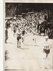 Press Photo Athlete Runner Start to Marathon Running in Boston 1920s – USA