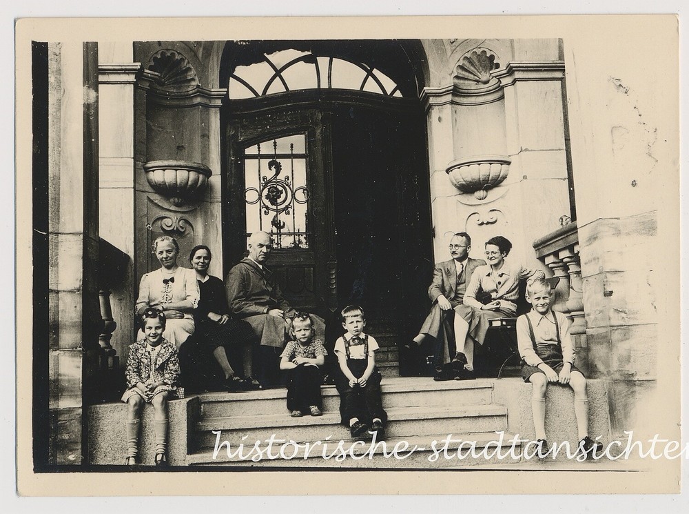 Luisenthal 1940 in Thüringen – Familie vor prächtiger Tür LK Gotha – Altes Foto