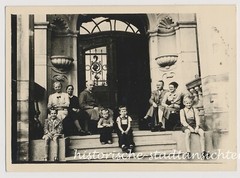 Luisenthal 1940 in Thüringen – Familie vor prächtiger Tür LK Gotha – Altes Foto