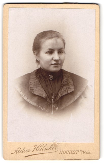 Photography studio Hielscher, Höchst a. Main, Hauptstrasse 24, lady in black