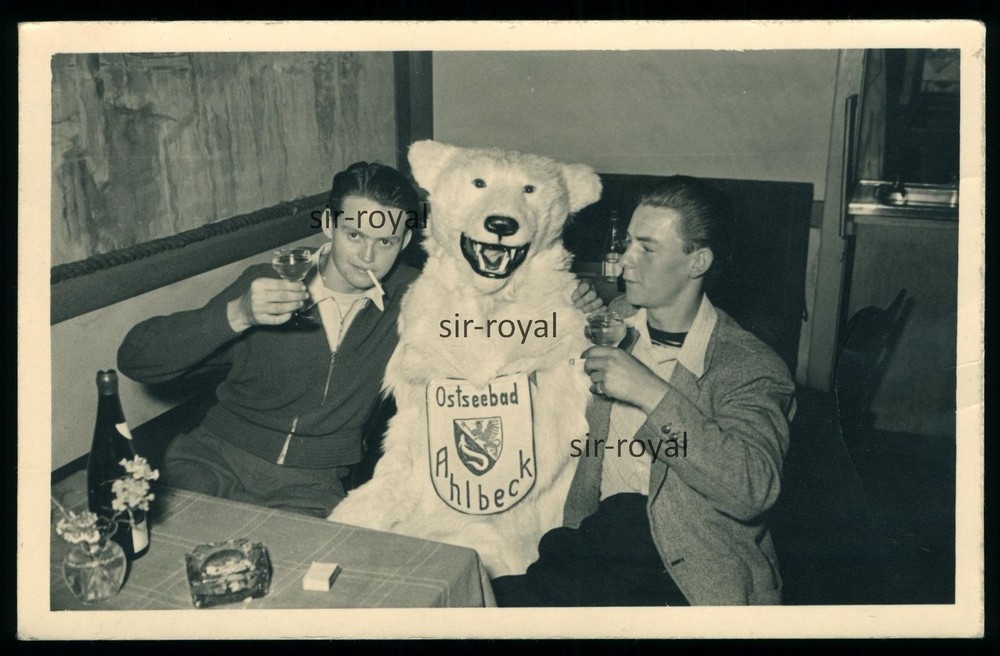 Ahlbeck – Mann im Eisbär Kostüm und junge Männer – 1950er 1960er Foto-AK 14x9cm