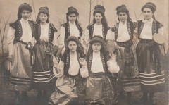 Photo postcard pretty women in national costume Romania/Poland/Russia 1915