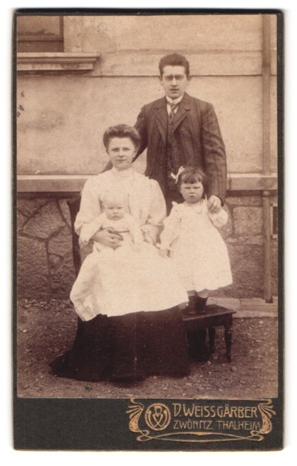 Photograph D. Weissgärber, Zwönitz, young family in portrait CDV/Cabinet Photo