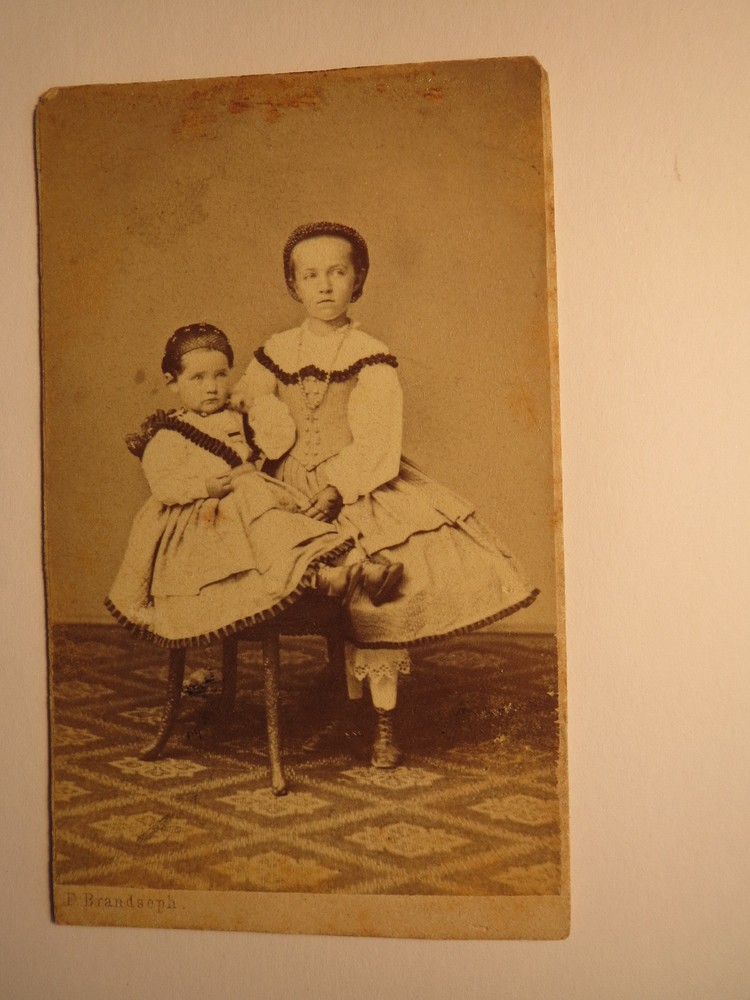 Stuttgart-Mina & Julie Kraemer as 2 Little Girls – 1866/CDV