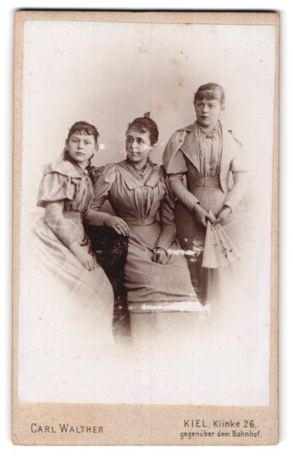 Photograph Carl Walther, Kiel, Klinke 26, woman and two girls in studio