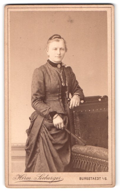 Photograph Herm. Seeburger, Burgstädt i/S., portrait fashionably dressed lady M