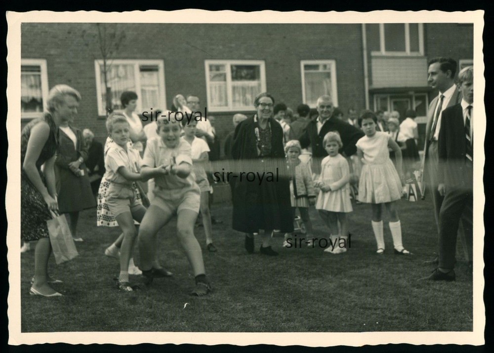 Kinderfest in Hamburg – Tauziehen Wettkampf auf dem Rasen – 1960er – Foto 13x9cm