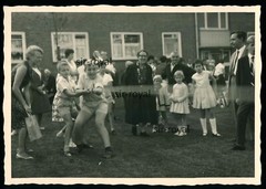 Kinderfest in Hamburg – Tauziehen Wettkampf auf dem Rasen – 1960er – Foto 13x9cm